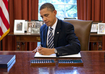 obama_debt_bill_signing_080211_1